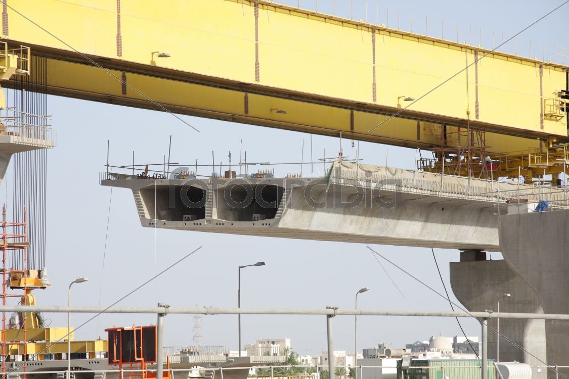 Extended precasted pier segment and the lifting beam