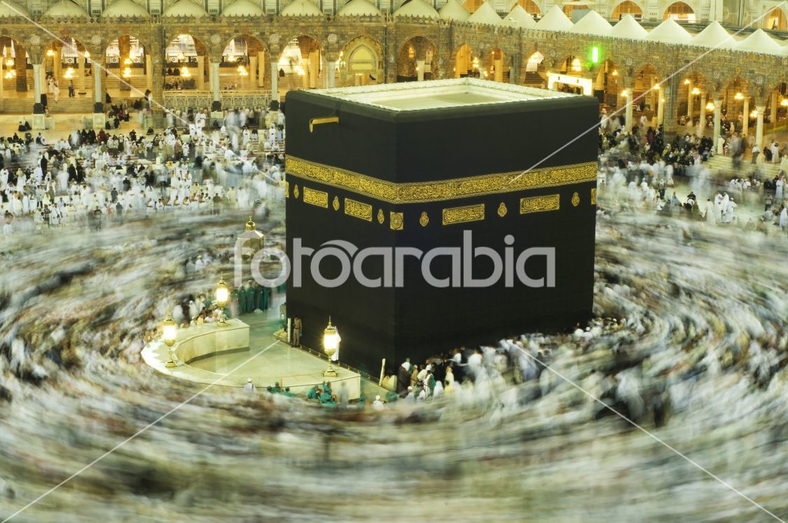  6-second exposures of pilgrims circumabulate the Kaabah.