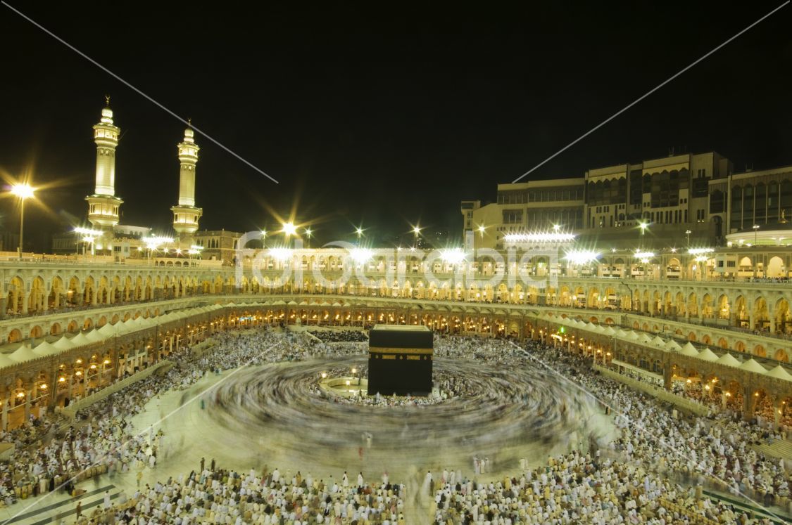 6-second exposures of pilgrims circumabulate the Kaabah.